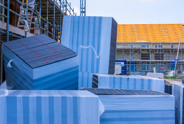 Chaotic stacked pallets with building materials at a construction site, Rucphen, The Netherlands, 6 may, 2022 Chaotic stacked pallets with building materials at a construction site, Rucphen, The Netherlands, 6 may, 2022 jetting stock pictures, royalty-free photos & images