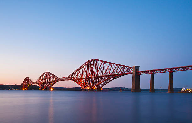 이 참가자는 가로장 구름다리 건널목 사이에 파이프, 에딘버러, scotl - firth of forth rail bridge bridge edinburgh europe 뉴스 사진 이미지