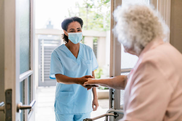 istock Nurse visiting senior woman at home 1425307179