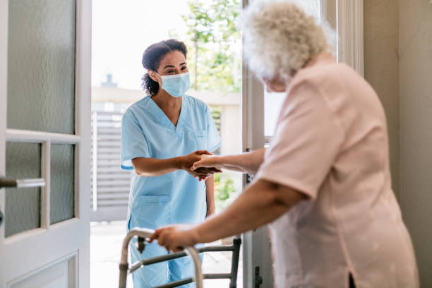istock Nurse visiting senior woman at home 1425307182
