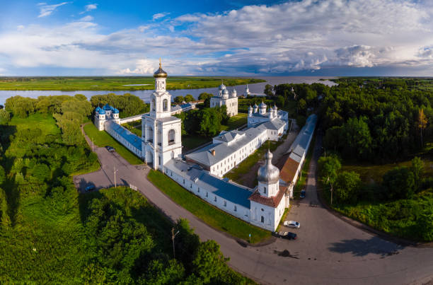 veliky novgorod (novgorod il grande). vista aerea del monastero di san giorgio, russia - novgorod foto e immagini stock