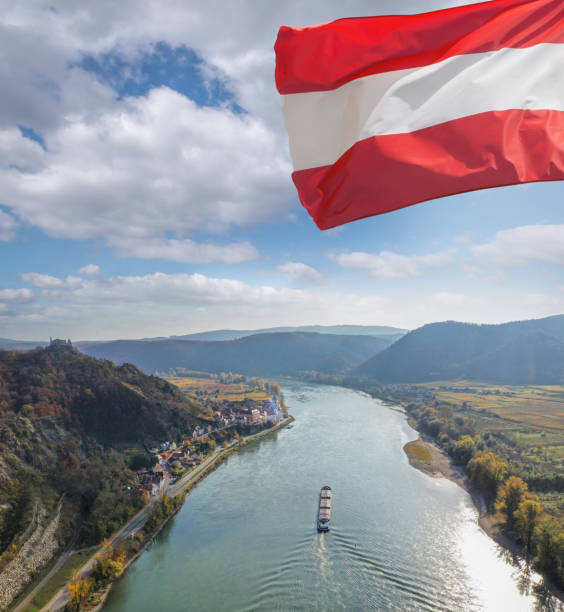 panorama du village de duernstein avec un bateau sur le danube en automne en autriche, unesco - danube valley danube river vineyard austria photos et images de collection