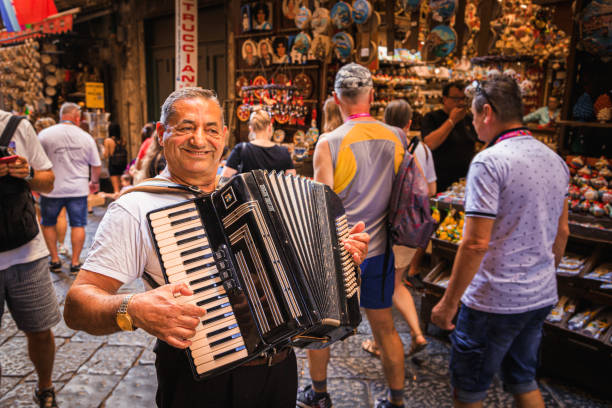 homem tocando o acordeão - street musician fotos - fotografias e filmes do acervo