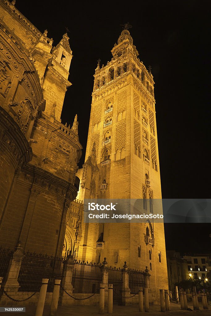 Die Giralda in Sevilla beleuchtet bei Nacht. Spanien. - Lizenzfrei Andalusien Stock-Foto