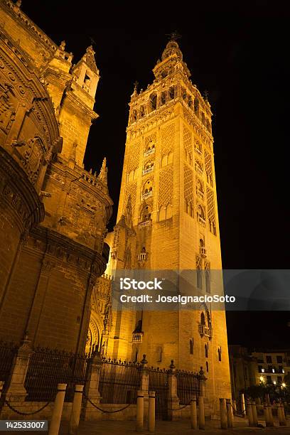 Die Giralda In Sevilla Beleuchtet Bei Nacht Spanien Stockfoto und mehr Bilder von Andalusien