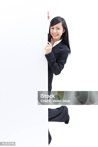 Junge Frau Holding Billboard Stockfoto und mehr Bilder von Geschäftsfrau - Geschäftsfrau, Anschlagbrett, Anzug
