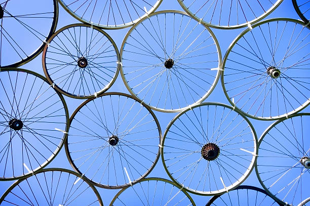 ruedas de bicicletas atada juntos para hacer un último piso - radio de rueda fotografías e imágenes de stock