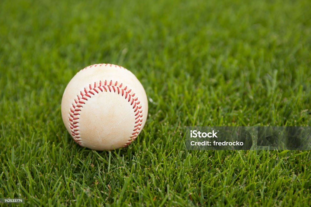 baseball sur herbe au stade de baseball au match de baseball - Photo de Balle de baseball libre de droits