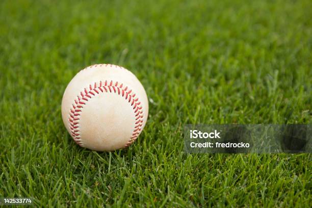 Baseball Na Trawie Z Gra W Baseball Baseball Pole - zdjęcia stockowe i więcej obrazów Baseball - Baseball, Bez ludzi, Boisko do baseballu