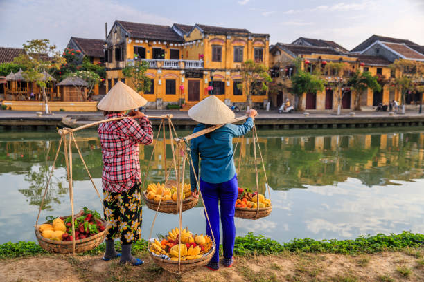 熱帯の果物を販売するベトナムの女性, ホイアン市の旧市街, ベトナム - hoi an ストックフォトと画像