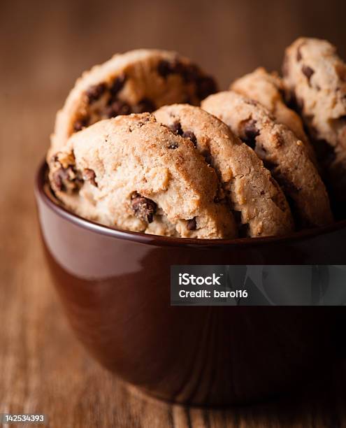 チョコレートチップクッキーのカップ - カップのストックフォトや画像を多数ご用意 - カップ, クッキー, クリスピー