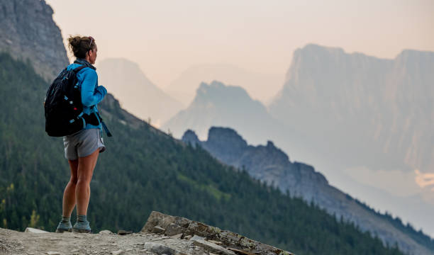 l'escursionista femminile si trova ai margini di grinnell overlook - montana mountain us glacier national park mountain range foto e immagini stock