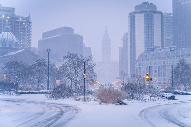 フィラデルフィアの冬 - benjamin franklin parkway ストックフォトと画像