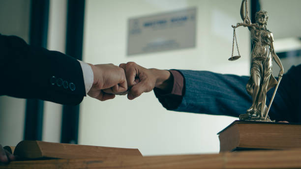 юристы пожимают руку бизнесменам, чтобы заключить сделку. юрисконсульт различные консультационные услуги по контрактам для планирования � - contract signing government responsibility стоковые фото и изображения