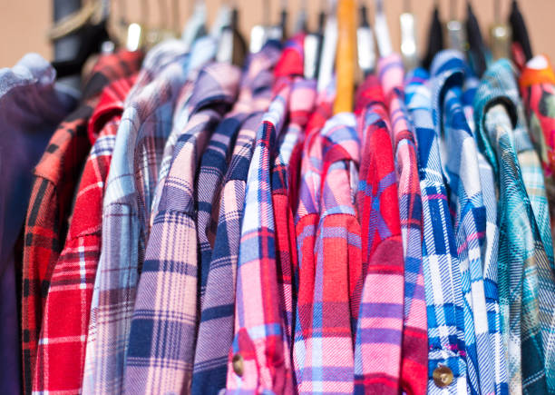 estante de ropa lleno de coloridas camisas de franela - lumberjack shirt fotografías e imágenes de stock