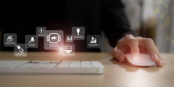 Marketing automation, growth marketing strategy concept. Digital marketing automation tools used for all in one, email marketing, social media, customer journey, pricing, advertising, and loyalty. automatización de marketing, concepto de estrategia de marketing de crecimiento. herramientas de automatización de marketing digital utilizadas para todo en uno, marketing por correo electrónico, redes sociales, recorrido del cliente, precios, publicida