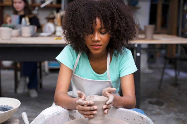 la giovane donna sta facendo ceramiche come attività ricreativa. - potter small business pottery happiness foto e immagini stock