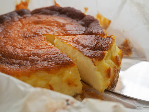 pastel de queso vasco, tarta de queso de san sebastián - cake server fotografías e imágenes de stock