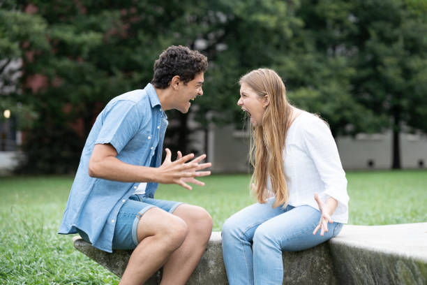 coppia arrabbiata e tossica che si urla a vicenda - arguing anger couple furious foto e immagini stock