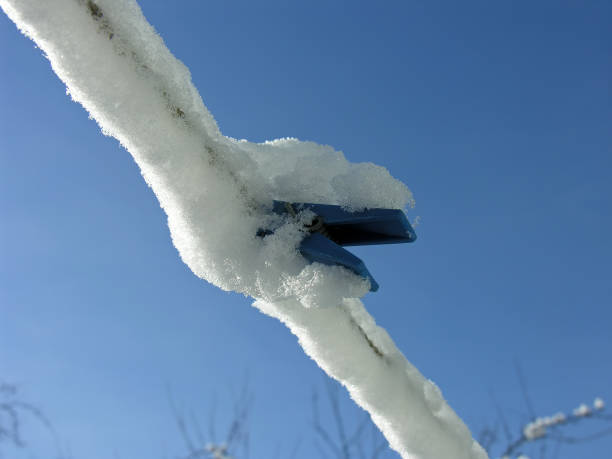 un tendedero cubierto de nieve. - clear sky diagonal snow winter fotografías e imágenes de stock