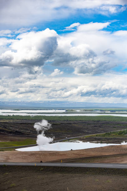マイヴァトン湖を背景にした地熱発電所 - iceland hot spring geothermal power station geyser ストックフォトと画像