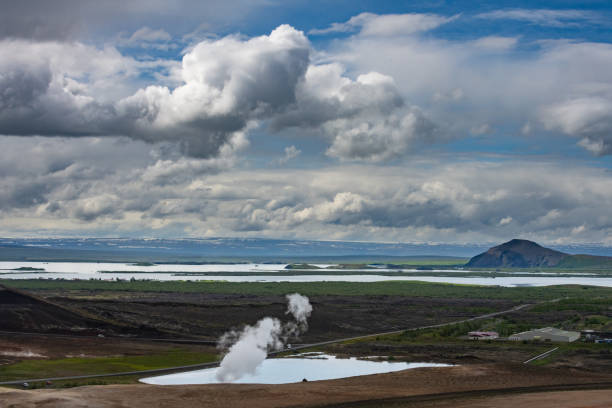 地熱発電所 劇的な空とミヴァトン湖の上に上昇する蒸気 - iceland hot spring geothermal power station geyser ストックフォトと画像