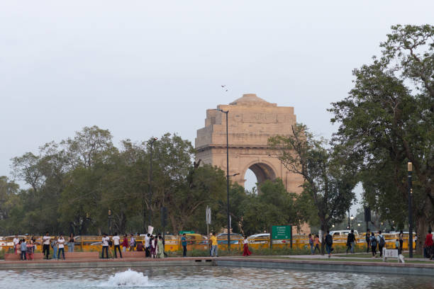 portão da índia, parte da avenida central vista redesenvolvida e aberta ao público - india gate delhi new delhi - fotografias e filmes do acervo