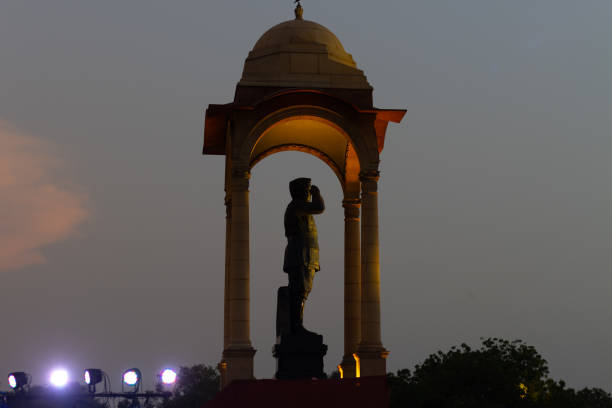 estatua de 28 pies de altura de netaji subhas chandra bose iluminada con luz multicolor en la puerta de la india por la noche, parte de la remodelación de central vista avenue - new delhi india night government fotografías e imágenes de stock