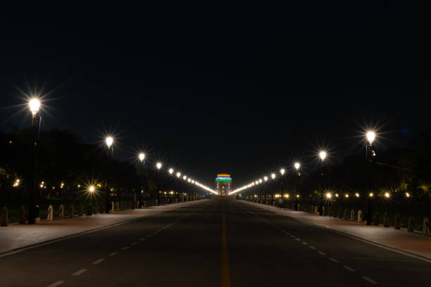 una vista de la puerta de la india desde el camino kartavya con, parte del tramo remodelado de central vista en delhi - new delhi india night government fotografías e imágenes de stock