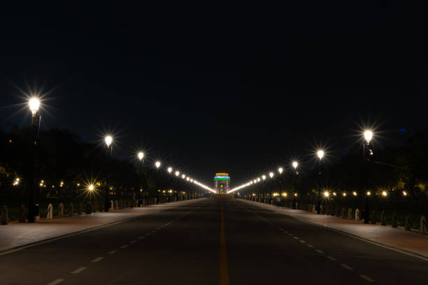 uma vista do portão da índia do caminho de kartavya com parte do trecho redesenvolvido da vista central em delhi - new delhi india night government - fotografias e filmes do acervo