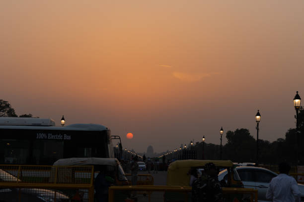 tráfego em movimento no portão da índia durante o pôr do sol em rashtrapati bhavan - india gate delhi new delhi - fotografias e filmes do acervo