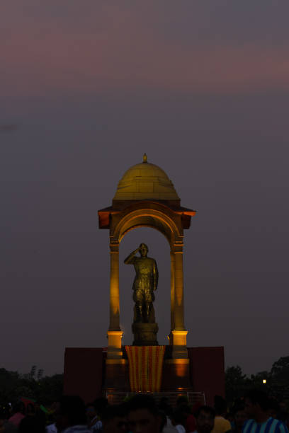 estátua de 28 pés de altura de netaji subhas chandra bose iluminada com luz multicolorida no portão da índia à noite, parte da reconstrução da avenida central vista - new delhi india night government - fotografias e filmes do acervo