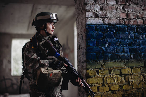istock Fully equipped and armed soldiers 1425441311