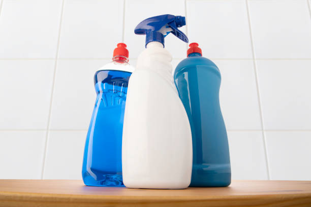 botellas de plástico de productos de limpieza de cerca - cleaning supplies fotografías e imágenes de stock