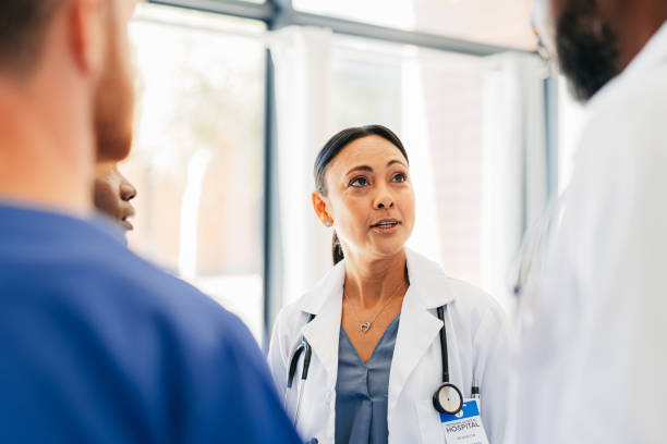 médico, enfermera y hospital reuniéndose con la mujer para motivación, innovación o estrategia de apoyo a la medicina. confianza en la diversidad, consultoría de trabajo en equipo o colaboración en la planificación de la cirugía sanitaria con el se - portrait doctor paramedic professional occupation fotografías e imágenes de stock