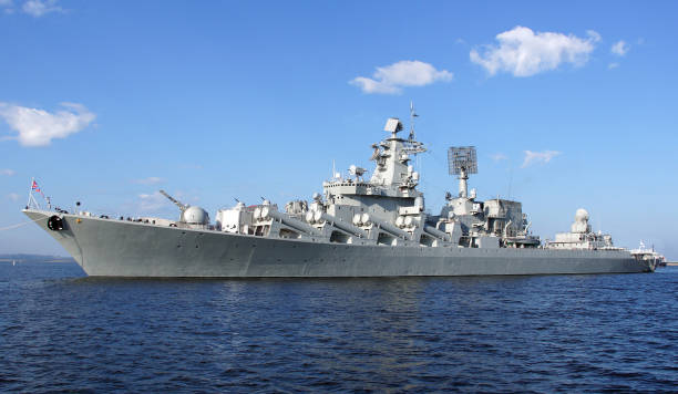 ロシア、セヴァストポリ - 2021年7月30日 巡洋艦モスクワ - ロシア海軍デーのパレードでロシア海軍の誘導ミサイル巡洋艦の - flagship ストックフォトと画像