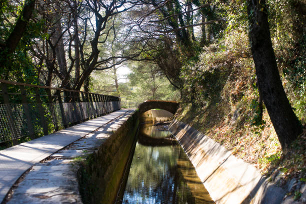 ponte pequena e canal de la siagne - backpacker green vacations outdoors - fotografias e filmes do acervo