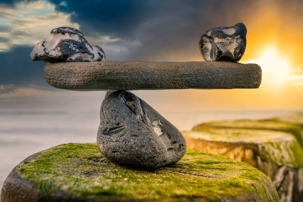 в балансе - природные чешуйки камней у моря - символ фото - harmonium стоковые фото и изображения