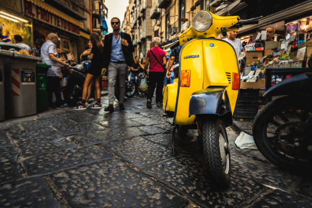 ナポリの通りの古いスクーター - ベスパ ストックフォトと画像