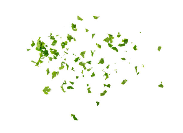 foglie di prezzemolo tritate isolate - parsley spice herb garnish foto e immagini stock