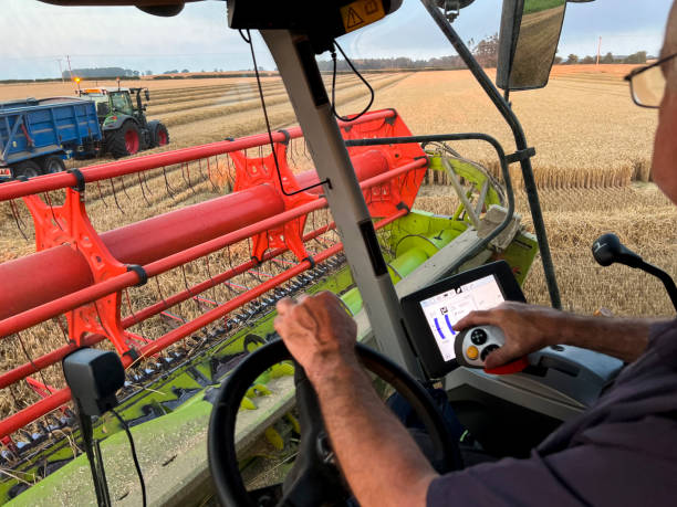 職場のシニア農家 - tractor farm uk agriculture ストックフォトと画像