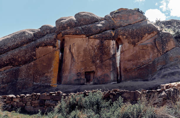 aramu muru is ancient landmark in peru. - eternity spirituality landscape rock imagens e fotografias de stock