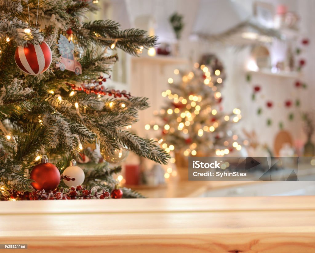 Foto de Mesa De Madeira Vazia No Fundo Da Árvore De Natal E Cozinha De Natal Borrada Bokeh Dourado Fundo De Natal Feliz Natal E Feliz Ano Novo Pronto Para Montagem Do Foto de Mesa De Madeira Vazia No Fundo Da Árvore De Natal E Cozinha De Natal Borrada Bokeh Dourado Fundo De Natal Feliz Natal E Feliz Ano Novo Pronto Para Montagem Do