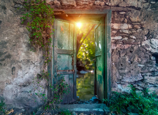 porta di legno abbandonata e rovinata - building exterior obsolete abandoned damaged foto e immagini stock