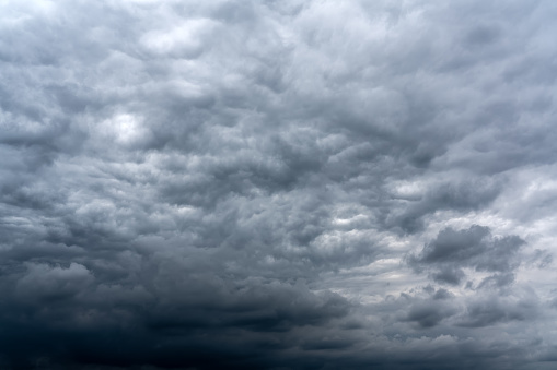 Cúmulo oscuro de nubes de tormenta eléctrica fondo photo