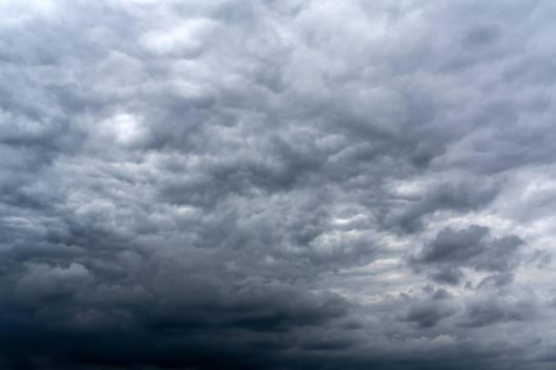 cumulo scuro nuvole temporalesche sfondo - coperto foto e immagini stock