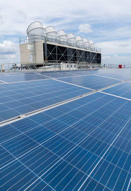 더운 기후와 냉각탑 세트는 전력 생산을 증가시키고, 세계의 에너지, 옥상 태양 광 및 냉각 시스템을 보존하기위한 대체 에너지. - solar power station energy fuel and power generation collection 뉴스 사진 이미지