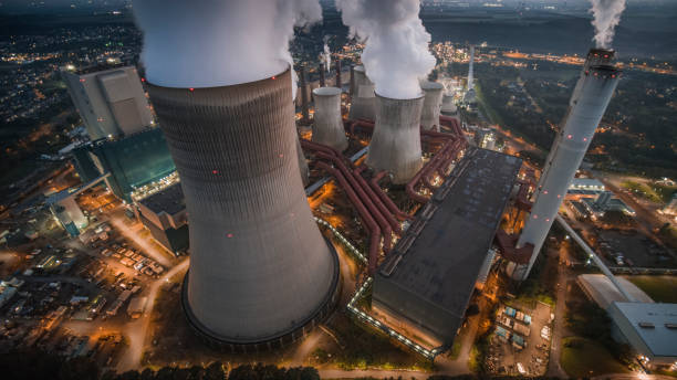 вид с воздуха на угольную электростанцию ночью - бурый уголь стоковые фото и изображения
