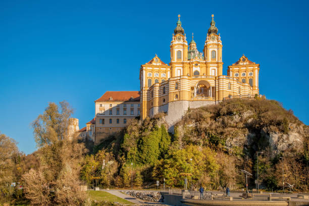 famosa abadia de melk no vale de wachau, melk, áustria, unesco - benedictine - fotografias e filmes do acervo