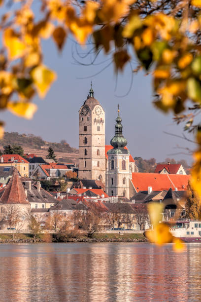 tours d’églises dans la ville de krems avec le danube en automne dans la vallée de wachau, autriche - danube valley danube river vineyard austria photos et images de collection